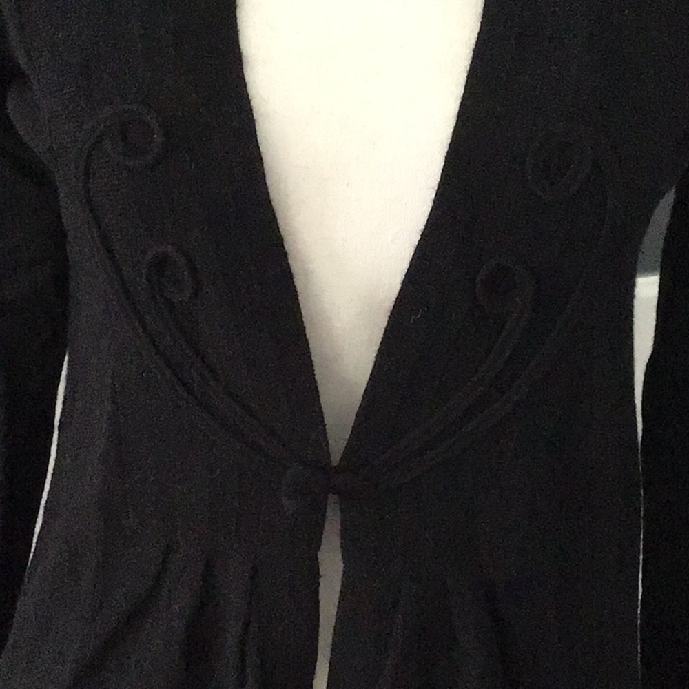 Detailed soft sweater with button clasp